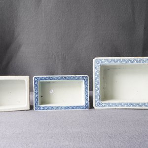 Vijf stukken Chinees ijzerrood gedecoreerd porselein en twee dubbelwandige blauw-witte jardinières, 19e eeuw — foto 39