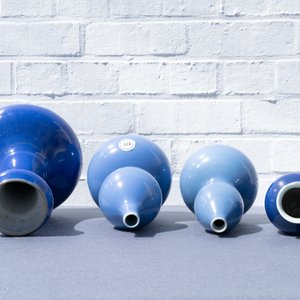 Vijf stukken Chinees monochroom blauw porselein, 19/20e eeuw — foto 22