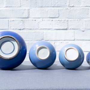 Vijf stukken Chinees monochroom blauw porselein, 19/20e eeuw — foto 23