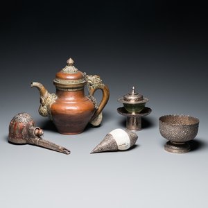 Vijf Tibetaanse rituele voorwerpen in koper, zilver, jade en hout, 19/20e eeuw — foto 1