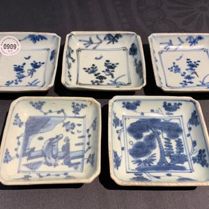 Vijf vierkante Chinese blauwwitte 'ko-sometsuke' schoteltjes voor de Japanse markt, Ming — foto 4