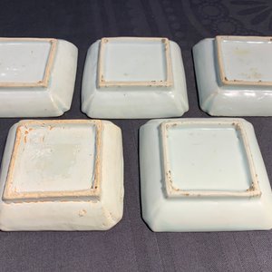 Vijf vierkante Chinese blauwwitte 'ko-sometsuke' schoteltjes voor de Japanse markt, Ming — foto 5