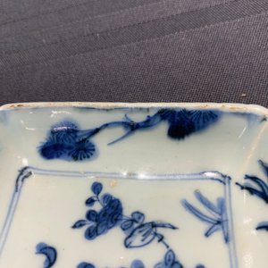 Vijf vierkante Chinese blauwwitte 'ko-sometsuke' schoteltjes voor de Japanse markt, Ming — foto 6