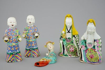 Vijf zeldzame Chinese famille rose figuren, 18/19e eeuw