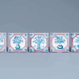 Vijfentwintig blauw-witte en mangane Delftse tegels met bloemvazen, 18e eeuw — foto 2