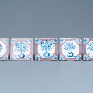 Vijfentwintig blauw-witte en mangane Delftse tegels met bloemvazen, 18e eeuw — foto 3