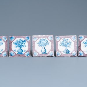 Vijfentwintig blauw-witte en mangane Delftse tegels met bloemvazen, 18e eeuw — foto 5