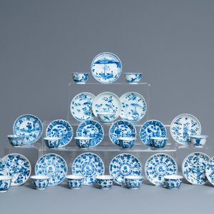 Vijftien Chinese blauw-witte koppen en achttien schotels, Kangxi — foto 1