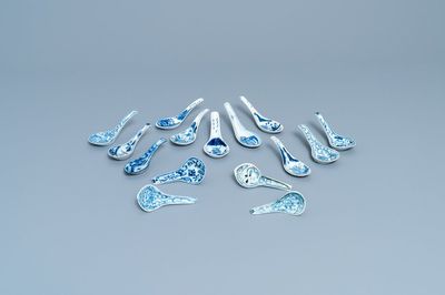 Vijftien Chinese blauw-witte lepels, 19/20e eeuw