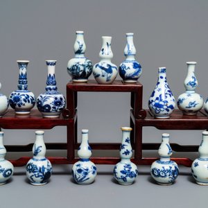 Vijftien Chinese blauw-witte miniatuur vaasjes, Kangxi — foto 2