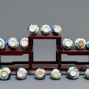 Vijftien Chinese blauw-witte miniatuur vaasjes, Kangxi — foto 4