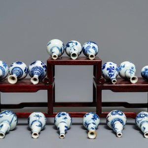 Vijftien Chinese blauw-witte miniatuur vaasjes, Kangxi — foto 5