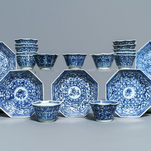 Vijftien Chinese blauwwitte koppen en 19 schotels, Kangxi — foto 1