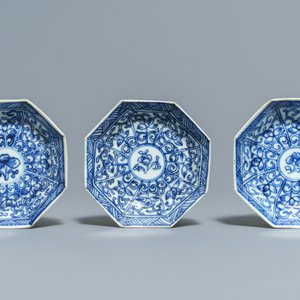 Vijftien Chinese blauwwitte koppen en 19 schotels, Kangxi — foto 2