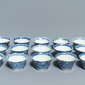 Vijftien Chinese blauwwitte koppen en 19 schotels, Kangxi — foto 7