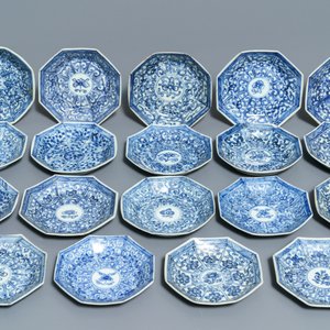 Vijftien Chinese blauwwitte koppen en 19 schotels, Kangxi — foto 8