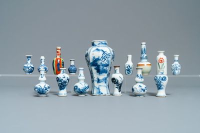 Vijftien Chinese overwegend blauw-witte miniatuur vaasjes, Kangxi