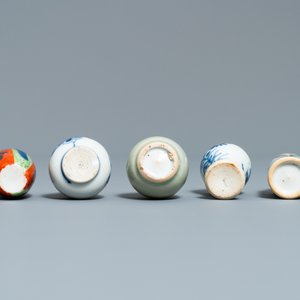 Vijftien Chinese overwegend blauw-witte miniatuur vaasjes, Kangxi — foto 13