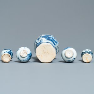 Vijftien Chinese overwegend blauw-witte miniatuur vaasjes, Kangxi — foto 19