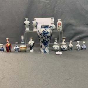 Vijftien Chinese overwegend blauw-witte miniatuur vaasjes, Kangxi — foto 21