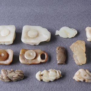 Vijftien diverse Chinese jade en hardstenen snijwerken, 19/20e eeuw — foto 3