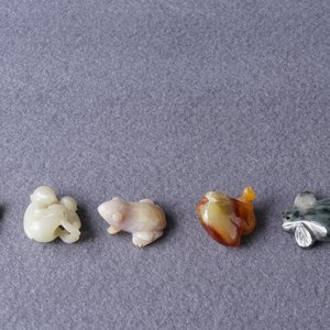 Vijftien diverse Chinese jade en hardstenen snijwerken, 19/20e eeuw — foto 4