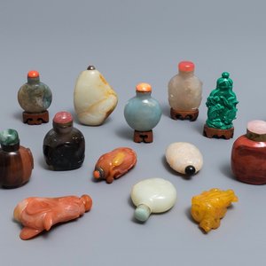 Vijftien diverse Chinese snuifflessen in jade, agaat, malachiet en andere hardsteen, 18/20e eeuw — foto 1