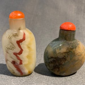 Vijftien diverse Chinese snuifflessen in jade, agaat, malachiet en andere hardsteen, 18/20e eeuw — foto 29