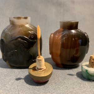 Vijftien diverse Chinese snuifflessen in jade, agaat, malachiet en andere hardsteen, 18/20e eeuw — foto 32