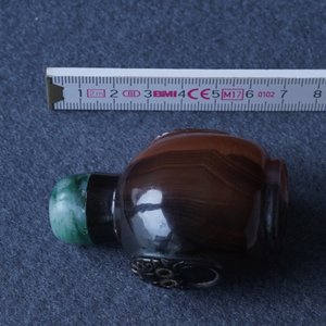 Vijftien diverse Chinese snuifflessen in jade, agaat, malachiet en andere hardsteen, 18/20e eeuw — foto 8