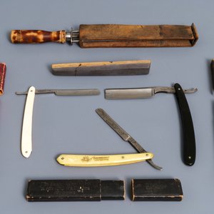 Vijftien scheermessen in originele doosjes en enkele barbiersbenodigdheden, 20e eeuw — foto 3