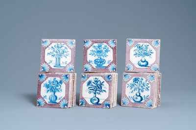 Vingt-cinq carreaux en faïence de Delft en bleu, blanc et manganèse à décor de vases fleuris, 18ème