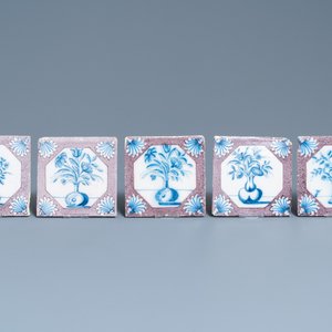 Vingt-cinq carreaux en faïence de Delft en bleu, blanc et manganèse à décor de vases fleuris, 18ème — photo 4