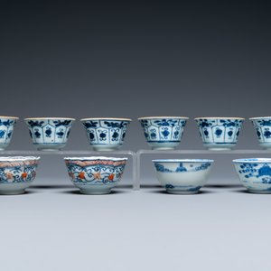 Vingt-deux tasses et dix-neuf soucoupes en porcelaine de Chine famille rose et en bleu et blanc, Kangxi et après — photo 17