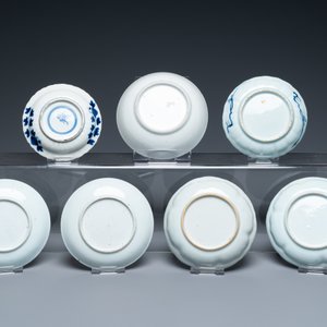 Vingt-deux tasses et dix-neuf soucoupes en porcelaine de Chine famille rose et en bleu et blanc, Kangxi et après — photo 3