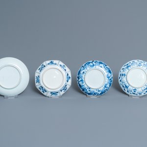 Vingt-et-un soucoupes et dix-huit tasses en porcelaine de Chine en bleu et blanc, Kangxi — photo 17