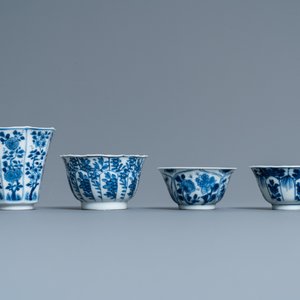 Vingt-et-un soucoupes et dix-huit tasses en porcelaine de Chine en bleu et blanc, Kangxi — photo 3