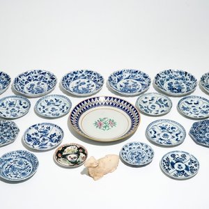 Vingt-et-une assiettes en porcelaine de Chine bleu et blanc, la plupart Kangxi, et un modèle d'un bélier, dynastie Han — photo 1