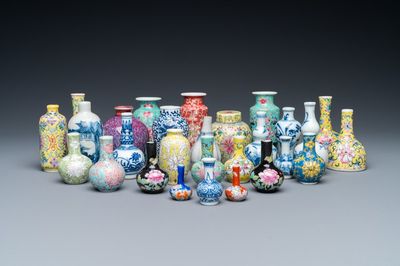 Vingt-huit vases miniatures en porcelaine de Chine en bleu et blanc et famille rose, Kangxi et après