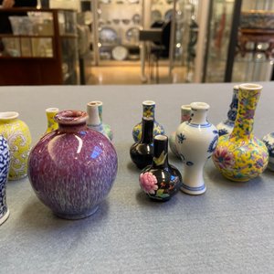 Vingt-huit vases miniatures en porcelaine de Chine en bleu et blanc et famille rose, Kangxi et après — photo 14