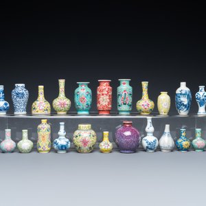 Vingt-huit vases miniatures en porcelaine de Chine en bleu et blanc et famille rose, Kangxi et après — photo 3