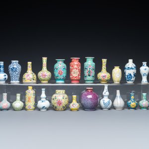 Vingt-huit vases miniatures en porcelaine de Chine en bleu et blanc et famille rose, Kangxi et après — photo 5