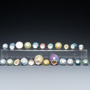 Vingt-huit vases miniatures en porcelaine de Chine en bleu et blanc et famille rose, Kangxi et après — photo 8