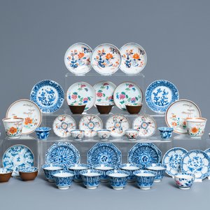 Vingt-quatre tasses et vingt-cinq soucoupes en porcelaine de Chine en bleu et blanc, famille rose, verte et de style Imari, Kangxi et après — photo 1