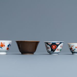 Vingt-quatre tasses et vingt-cinq soucoupes en porcelaine de Chine en bleu et blanc, famille rose, verte et de style Imari, Kangxi et après — photo 15