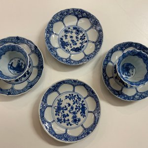 Vingt-quatre tasses et vingt-cinq soucoupes en porcelaine de Chine en bleu et blanc, famille rose, verte et de style Imari, Kangxi et après — photo 18