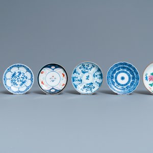 Vingt-quatre tasses et vingt-cinq soucoupes en porcelaine de Chine en bleu et blanc, famille rose, verte et de style Imari, Kangxi et après — photo 2