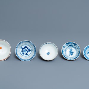 Vingt-quatre tasses et vingt-cinq soucoupes en porcelaine de Chine en bleu et blanc, famille rose, verte et de style Imari, Kangxi et après — photo 10
