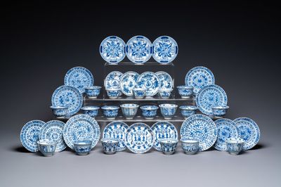 Vingt soucoupes et dix-neuf tasses en porcelaine de Chine en bleu et blanc, Kangxi et après