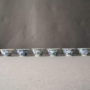 Vingt tasses et vingt-quatre soucoupes en porcelaine de Chine en bleu et blanc, Kangxi — photo 12